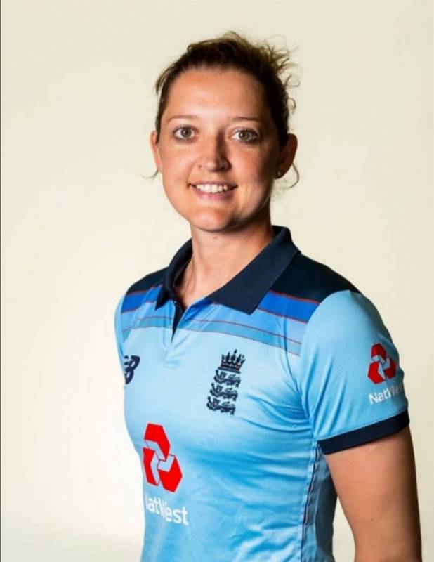 Sarah Taylor posts nude photo for noble cause