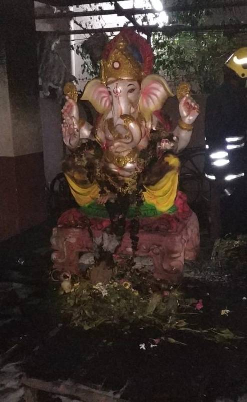 School girls steal garland made up of 10rs notes from Ganesha Pandal; CCTV footage viral