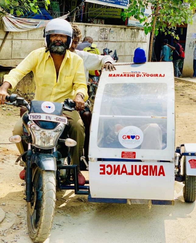 Good Samaritan India helps injured elderly, with bike ambulance