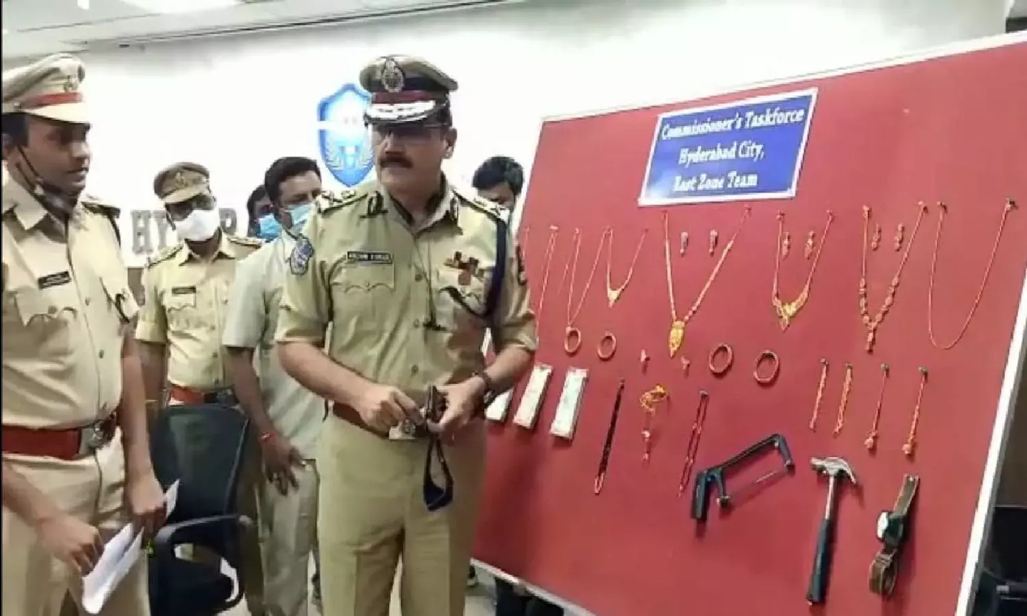 Hyd cops arrest notorious house burglar; seize gold, cash worth Rs. 18L