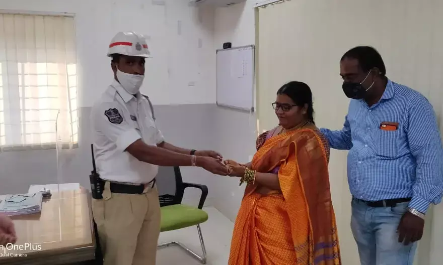 Traffic cop Mallesh wins hearts for returning Pusthela Thadu to woman in Hyderabad