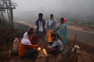 Thick blanket of fog covers Chintapalli, Mercury levels drop to 9° C Thick blanket of fog covers Chintapalli, Mercury levels drop to 9° C