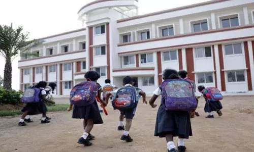 2 lakh students opted for transfer from Private to govt school in AP