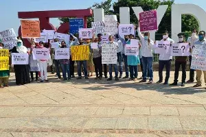 Hyd parents protest govt inaction as schools violate order regarding school fees Hyd parents protest govt inaction as schools violate order regarding school fees