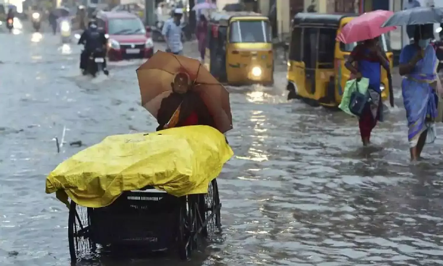 Red alert for Telangana districts as cyclone Nivar intensifies