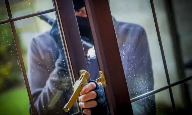 Burglars break into grocers house; decamp with gold, silver in Vizag