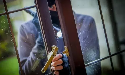 Burglars break into grocers house; decamp with gold, silver in Vizag