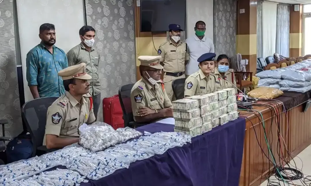 Vizag SEB bust hawala racket, seize Rs. 1 cr unaccounted cash