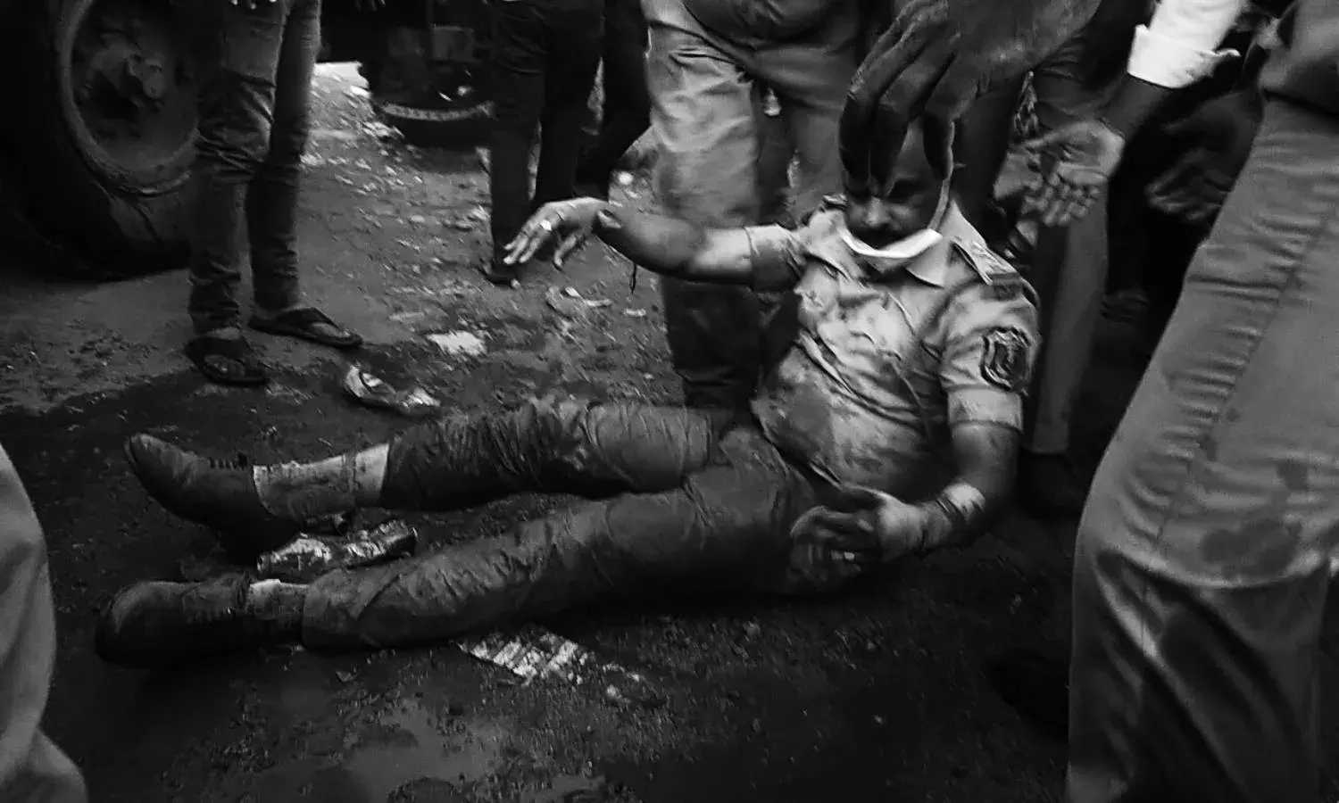 Jawaharnagar police inspector P Bikshapathi Rao, constable B Arun set ablaze by mob at Balajinagar