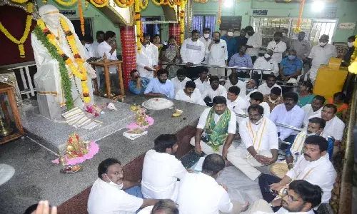 TDP MLA fails to turn up at Saibaba temple; YSRCP MLA terms it `admission of guilt