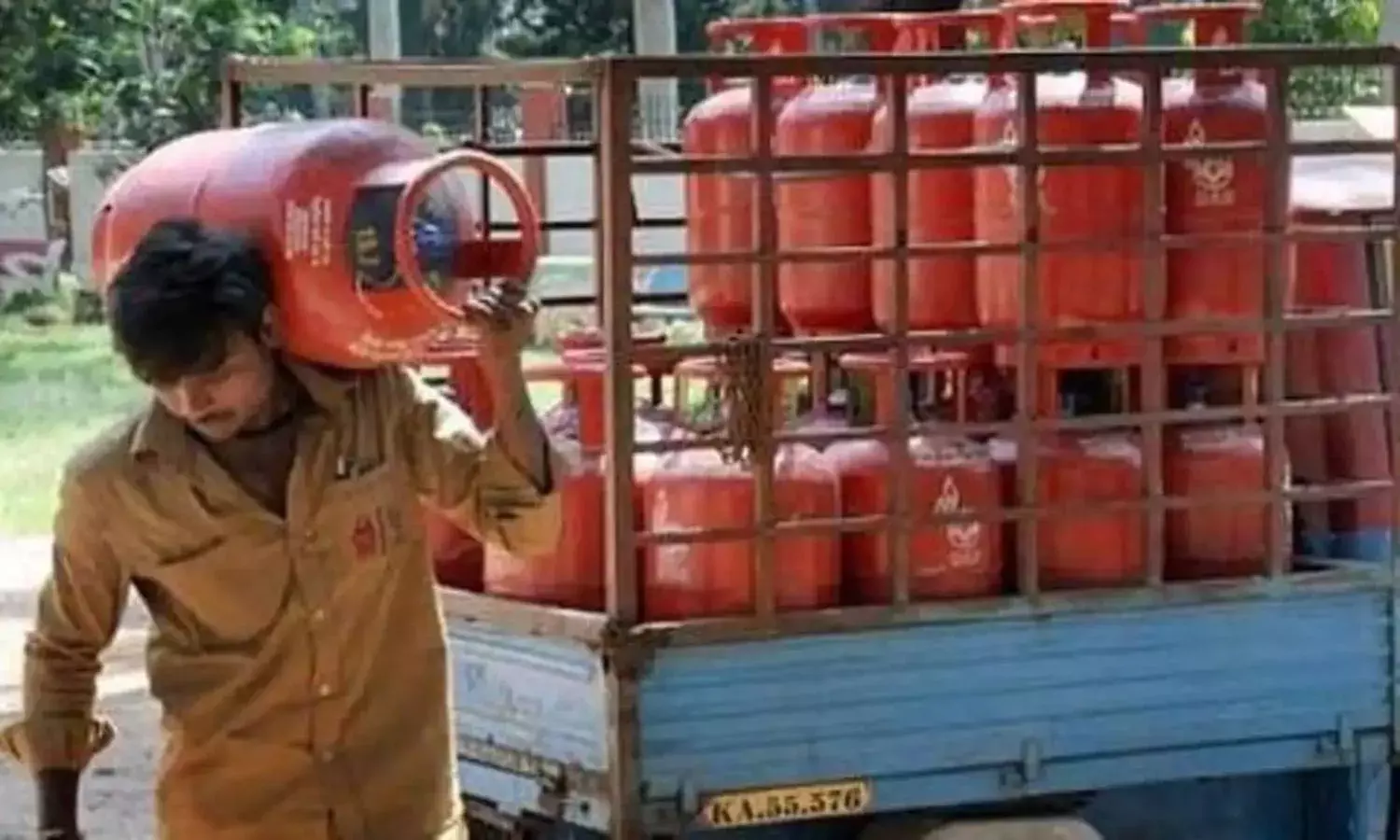 Consumers dont have to pay extra for delivery of gas cylinders: HPCL