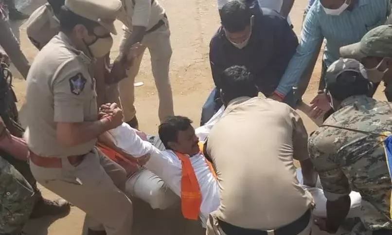 Tension at Chalo Ramateertham rally after BJP leaders arrested in Vizag, Vizianagaram