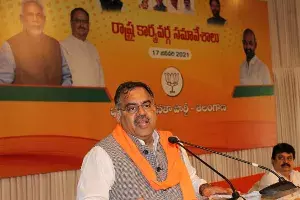 Corrupt KCR not allowing Modis welfare schemes to reach people in Telangana: Chugh Corrupt KCR not allowing Modis welfare schemes to reach people in Telangana: Chugh
