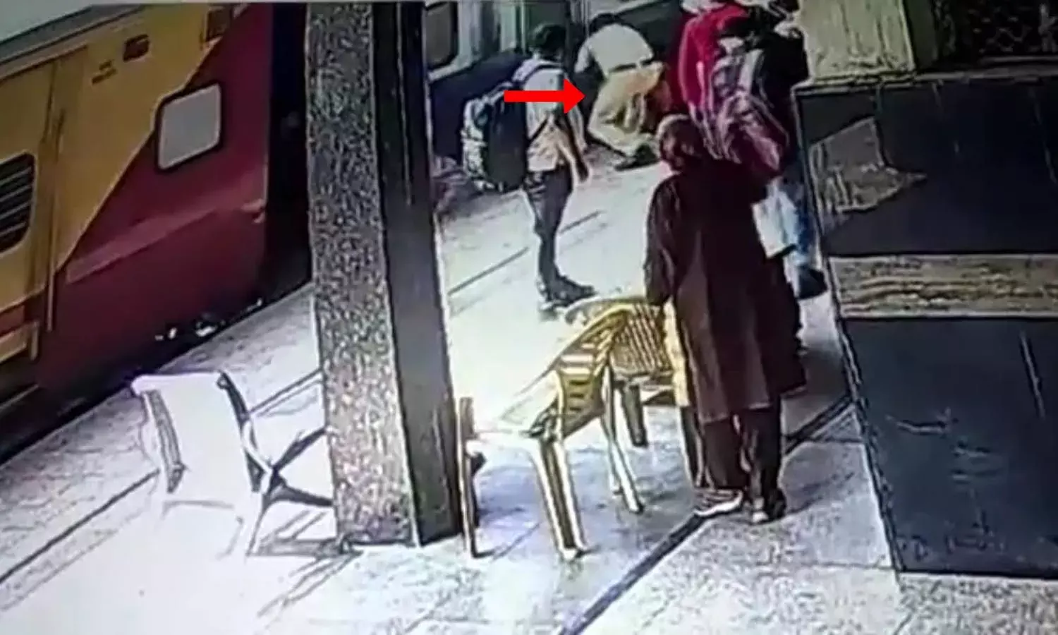 Watch: Alert home guard saves passenger who slips into platform gap at Begumpet