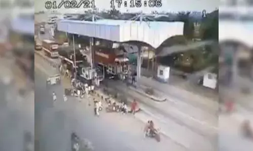 Errant motorist rams home guard at Thondapalli toll plaza