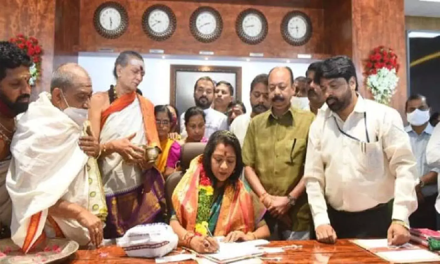 Gadwal Vijaya Lakshmi assumes charge of GHMC Mayor, Mothe Srilatha takes over as her deputy