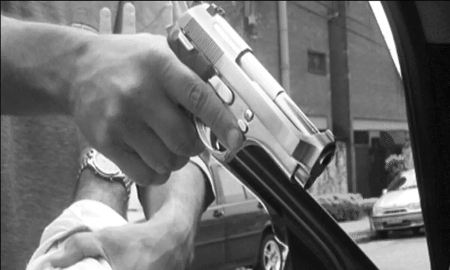 Dacoits snatch car, decamp with cash at Ghat road