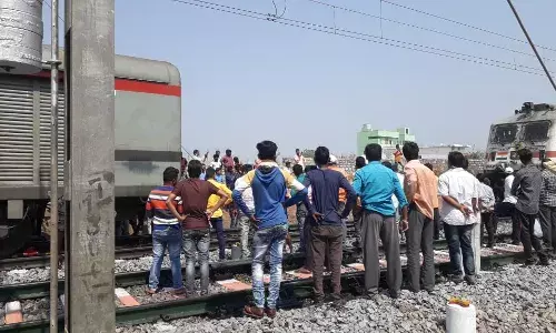 Secunderabad-Danapur Express separates from engine at Ghanpur station in Jangaon