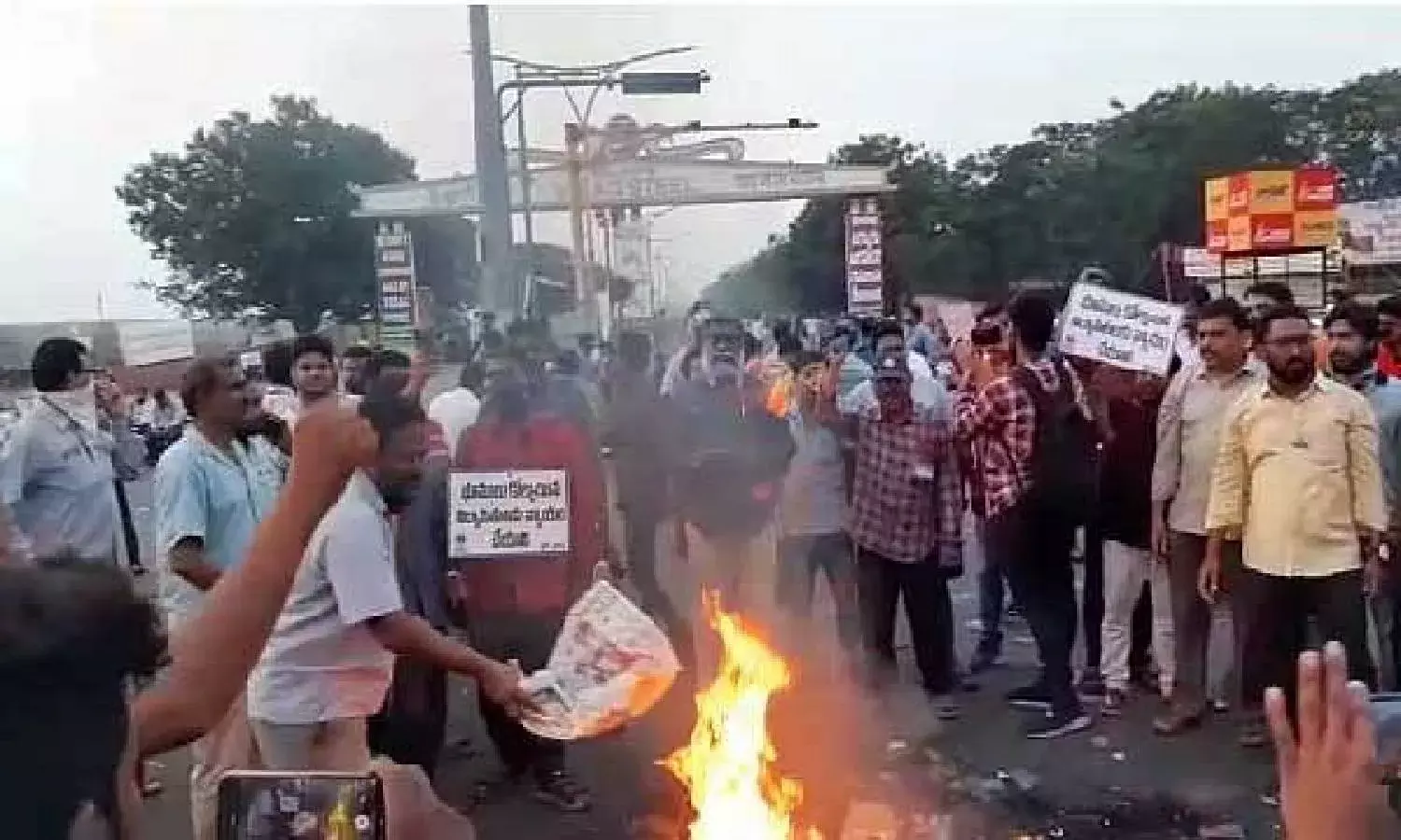 FMs statement adds fuel to VSP privatization protest, NH blocked for hours