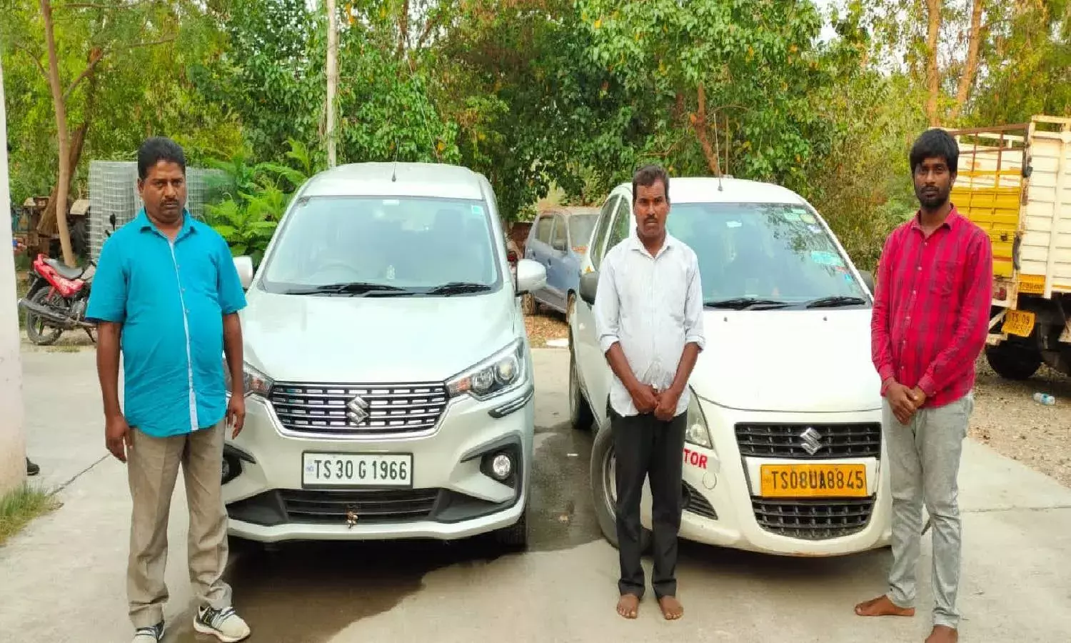 3 held while illegally transporting gelatin sticks, detonators