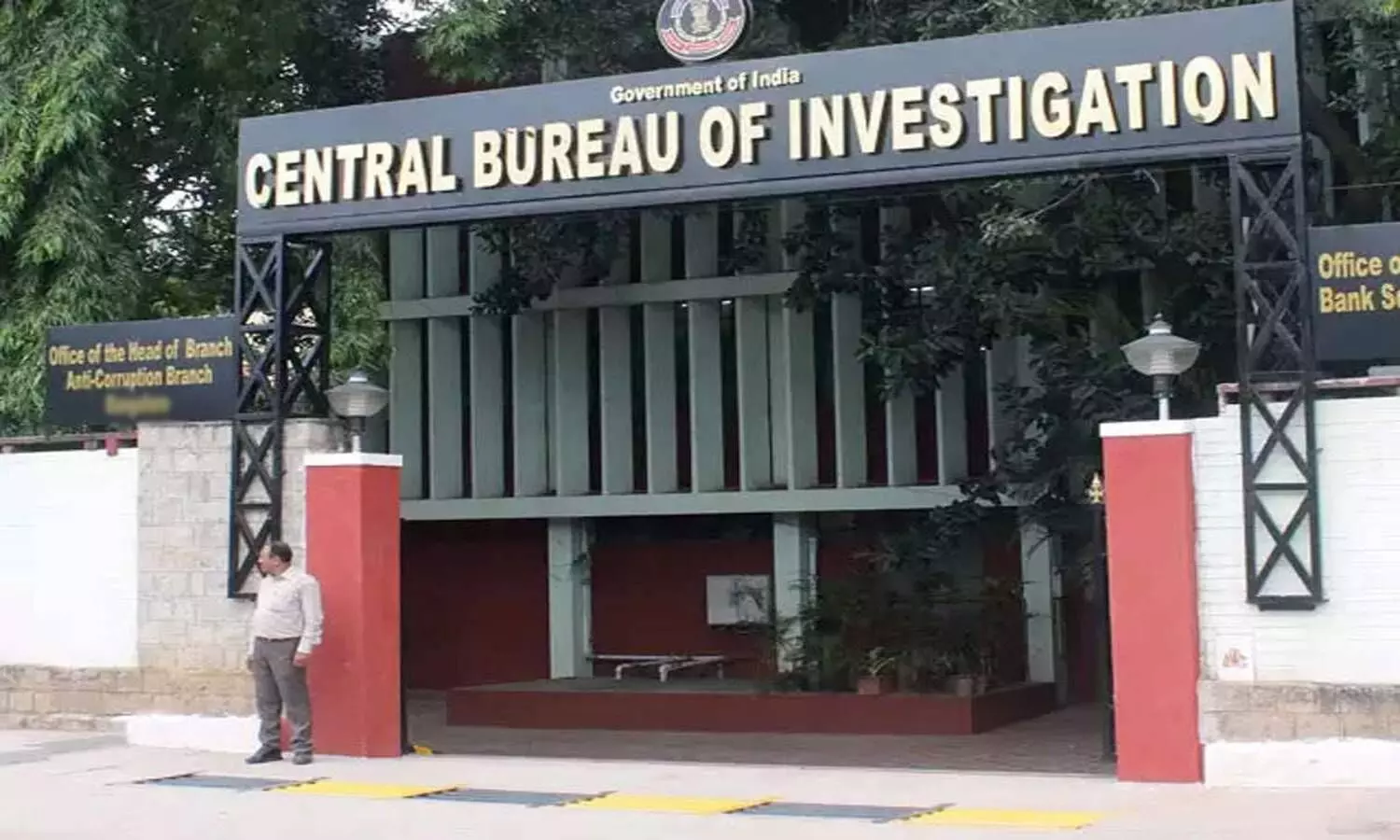 Two government officials caught red-handed while taking bribe by CBI