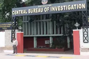 Two government officials caught red-handed while taking bribe by CBI Two government officials caught red-handed while taking bribe by CBI
