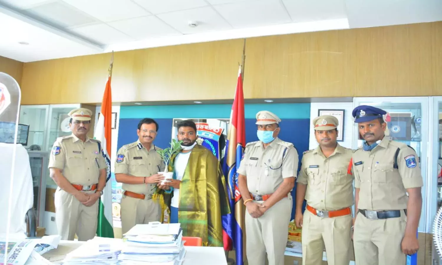 Hero bystander helps cops nab chain snatcher, felicitated by Cyberabad commissioner of police