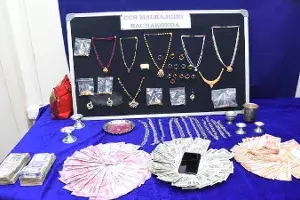 2 burglars arrested, items worth Rs. 26.5L recovered 2 burglars arrested, items worth Rs. 26.5L recovered