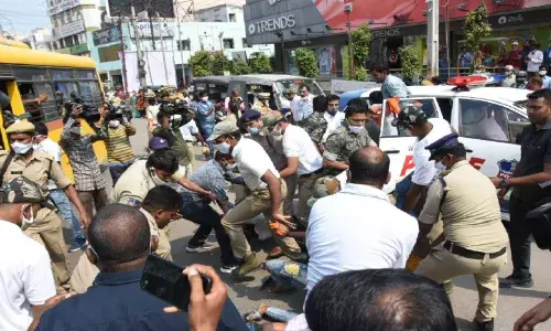 ABVP activists obstruct KTRs convoy in Warangal