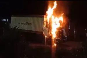 ORR mishap: Truck catches fire, driver, cleaner burnt alive ORR mishap: Truck catches fire, driver, cleaner burnt alive