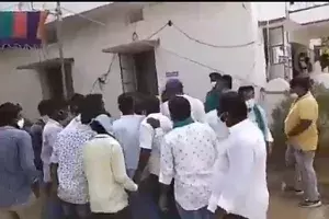 KTRs visit: TRS, BJP workers clash in Illanthakunta PS, officers video goes viral KTRs visit: TRS, BJP workers clash in Illanthakunta PS, officers video goes viral