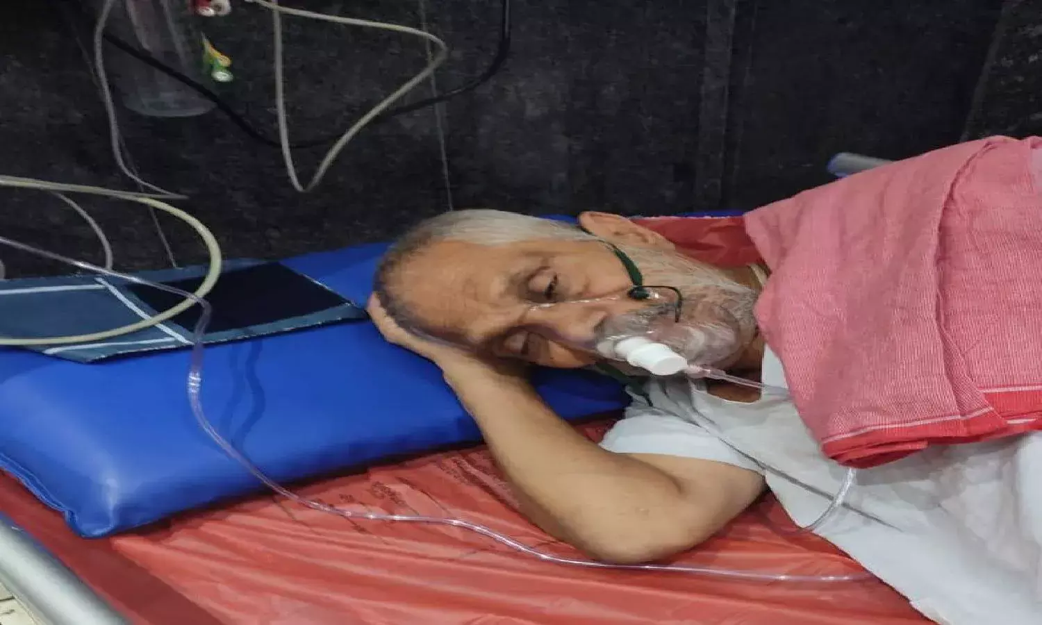 Lal Darwaza temple head priest tests  COVID +Ve, Owaisi comes to rescue