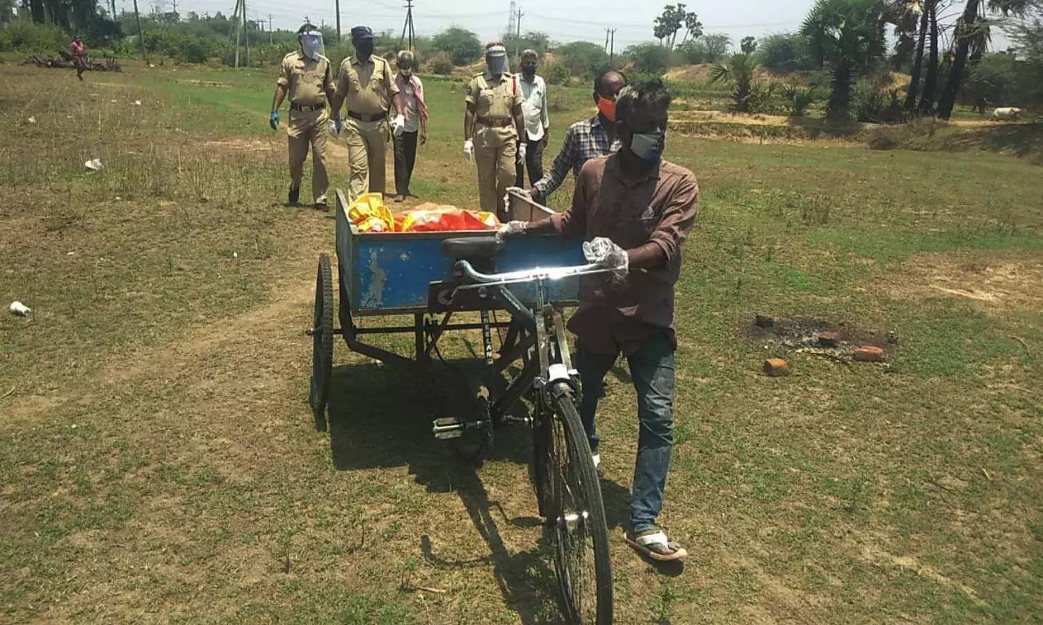 Abandoned by families, Vizianagaram cops perform last rites of two men