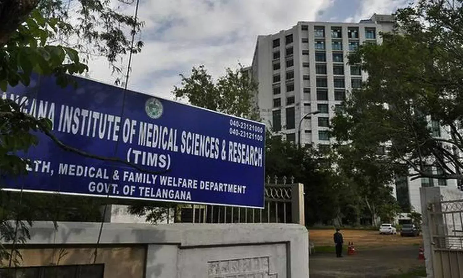 Nizamabad woman dies at TIMS gate after scouting beds for 2 hrs