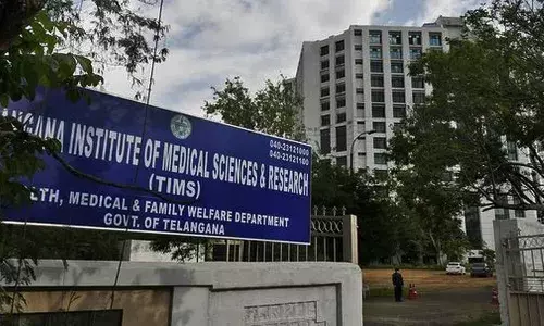 Nizamabad woman dies at TIMS gate after scouting beds for 2 hrs