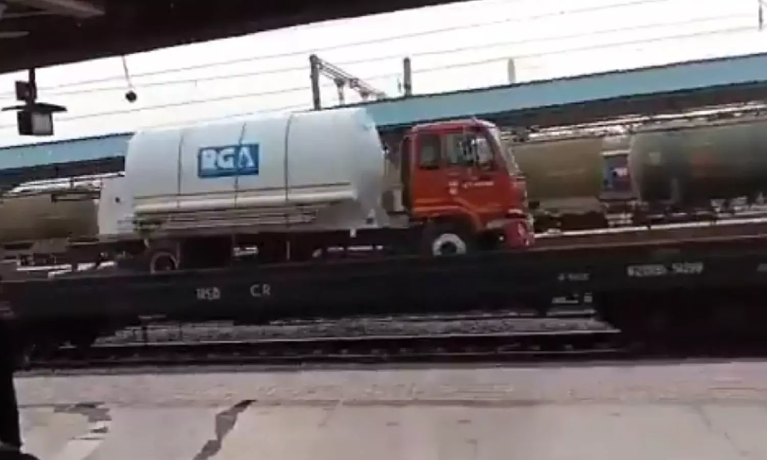 First Oxygen Express carrying five tankers reaches Telangana