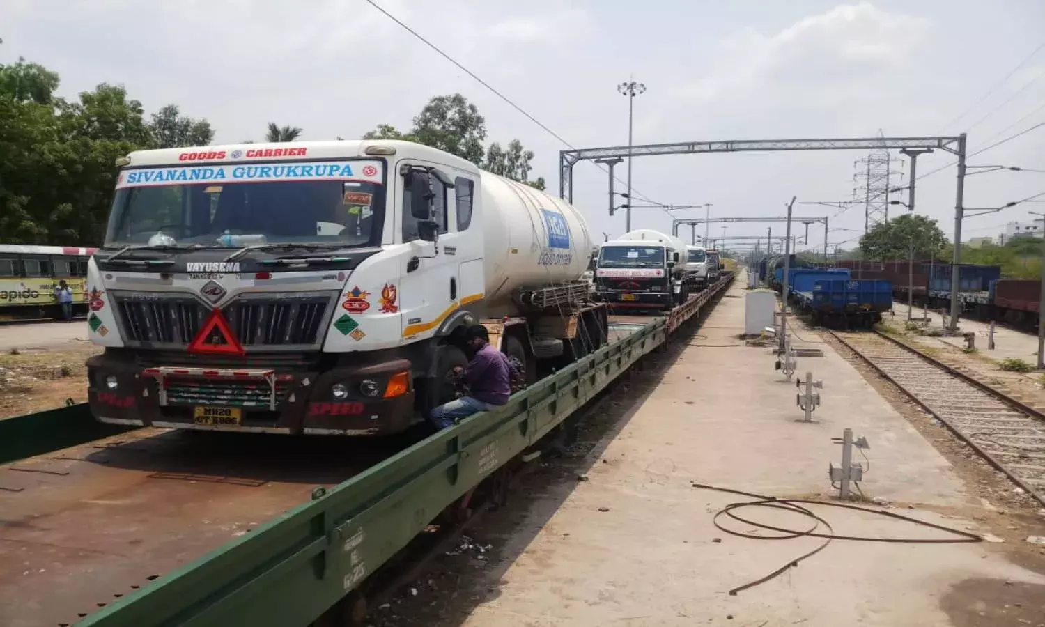 Second Oxygen Express reached Hyderabad with 60.23 metric tonnes of oxygen in four tankers