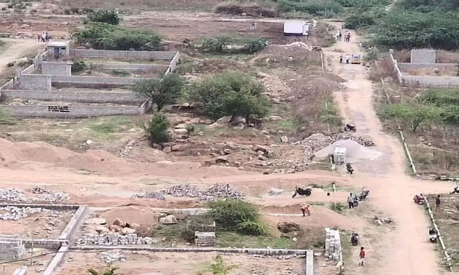 `Khosla ka Ghosla: Land grabbing gang busted at Cyberabad, eight arrested