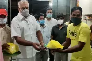 Meet Koneru Konappa, TRS Sirpur MLA who feeds COVID patients, attendants for free Meet Koneru Konappa, TRS Sirpur MLA who feeds COVID patients, attendants for free