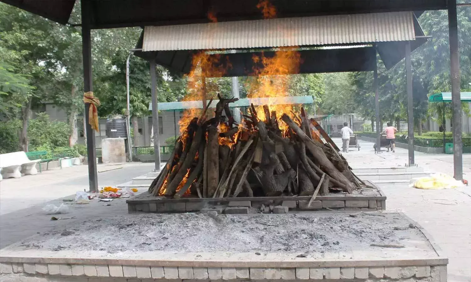 Hyd cops book Shamashana Vatika,-Amberpet workers for charging Rs 35,000 for COVID cremation