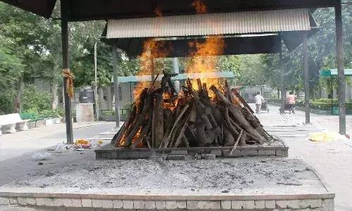 Hyd cops book Shamashana Vatika,-Amberpet workers for charging Rs 35,000 for COVID cremation