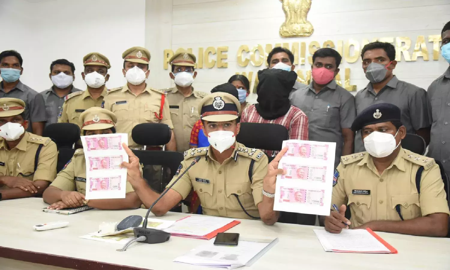 Fake currency racket busted in Warangal, couple arrested