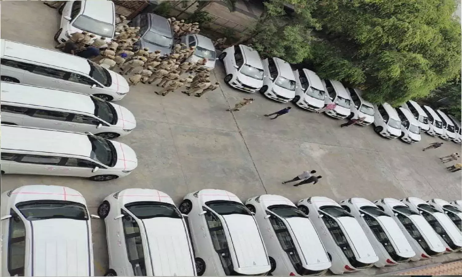 Kia Carnival: Opposition slams KCR for gifting expensive SUVs to additional collectors