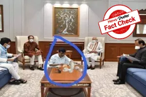 Fact Check: Morphed image makes Sanjay Raut look like he is serving tea to Thackeray Fact Check: Morphed image makes Sanjay Raut look like he is serving tea to Thackeray