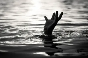 Birthday celebration turns into mourning: Woman, son jumps to death at Gajuwaka Birthday celebration turns into mourning: Woman, son jumps to death at Gajuwaka