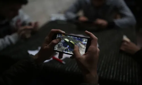 Boy ends life after parents take away his phone; admonished by parents, girl kills herself