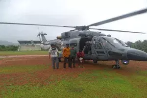 Indian Navy assists in rescue operations in flood-hit Maharashtra, Karnataka, Goa Indian Navy assists in rescue operations in flood-hit Maharashtra, Karnataka, Goa