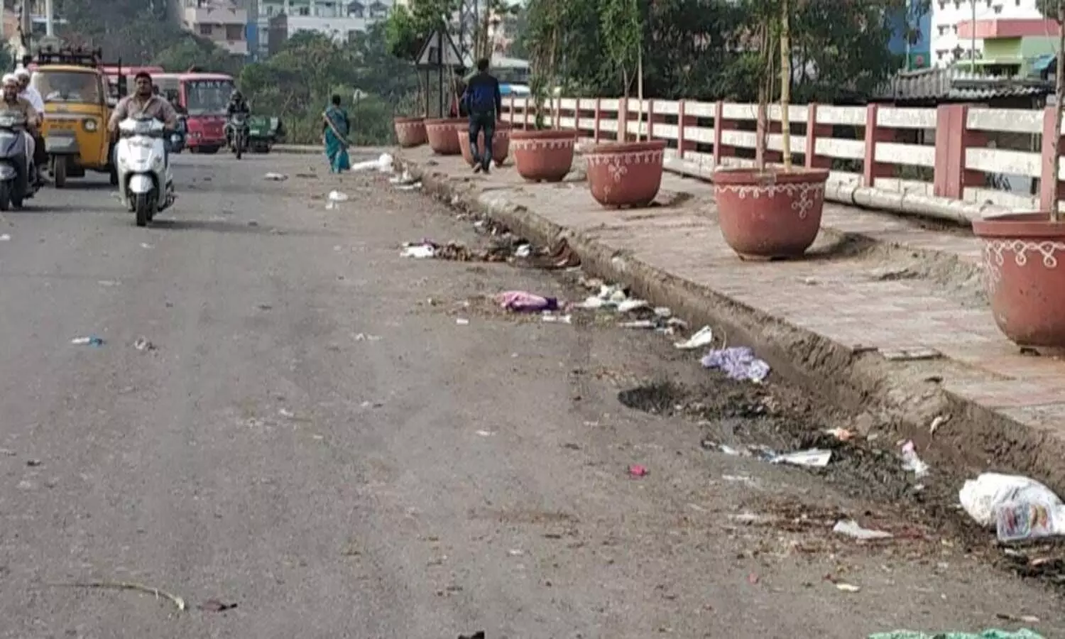 Foul smell from dumping yard making life difficult for commuters taking Salarjung bridge