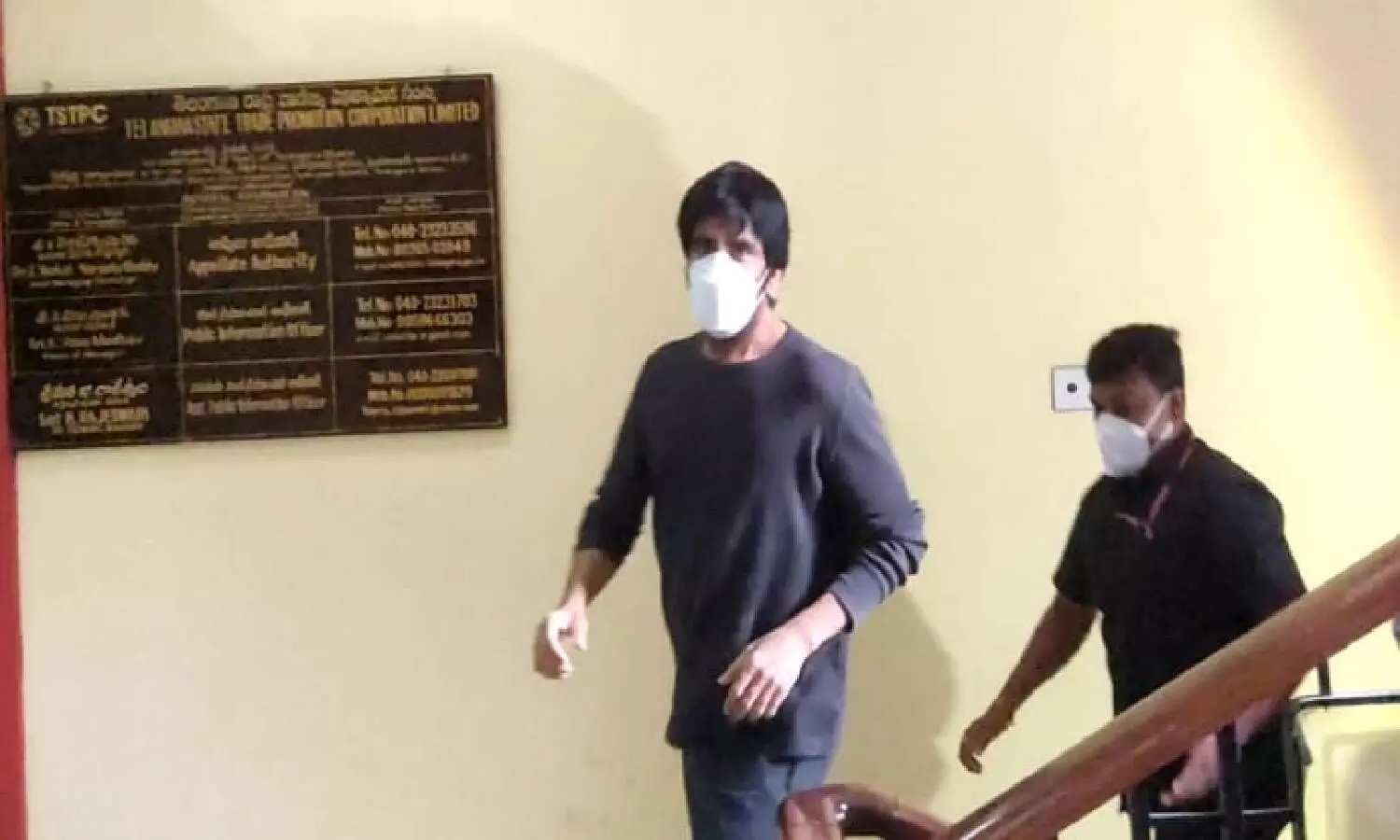 Actor Ravi Teja appears before ED in 2017 drugs case