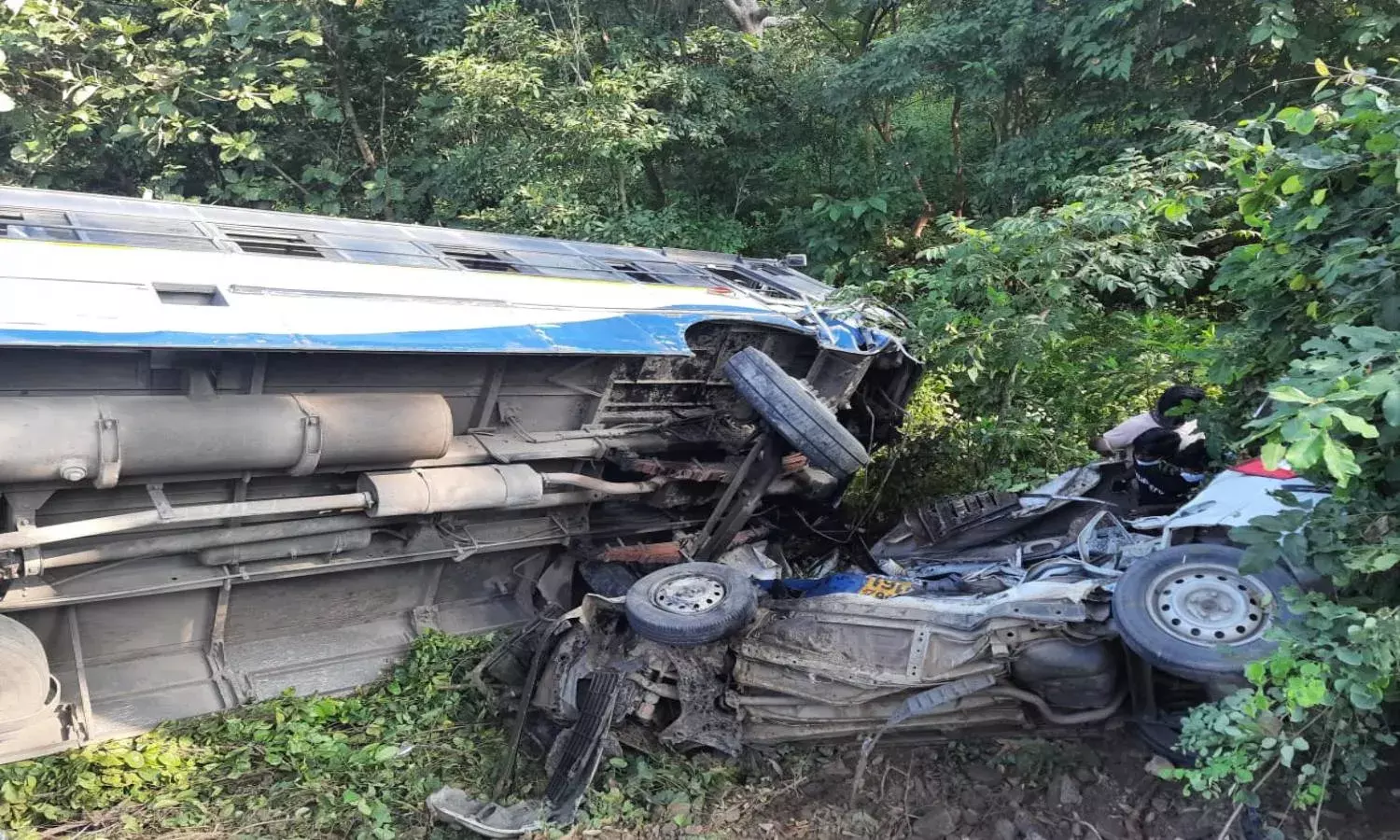 1 dead, 11 injured in Peddapalli road accident